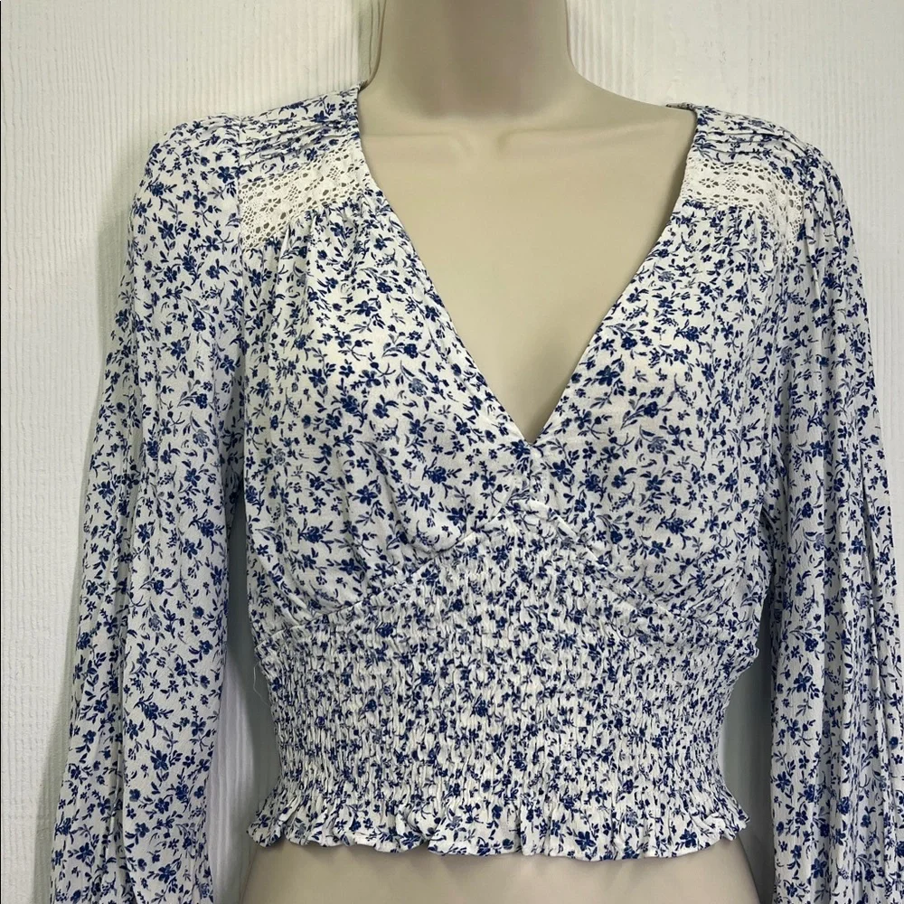 ASTR The Label - Blue Floral Smocked Puff Cottage Core Sleeve Blouse Size Small
